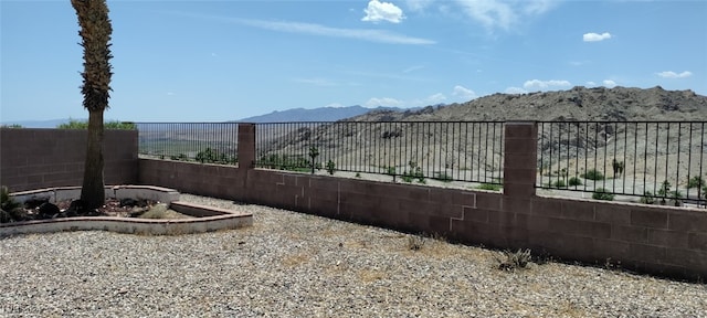 view of yard with a mountain view