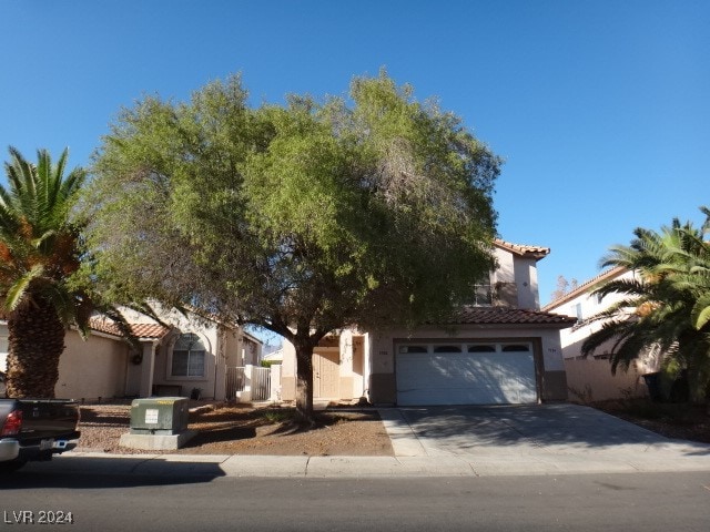 view of front facade featuring a garage