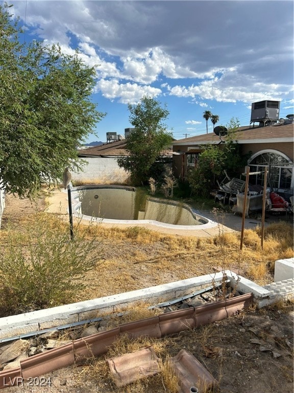 view of yard with central AC unit