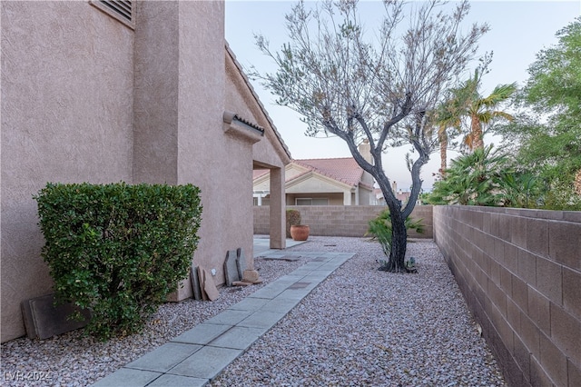 view of yard featuring a patio area