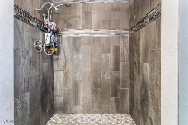 bathroom featuring a tile shower