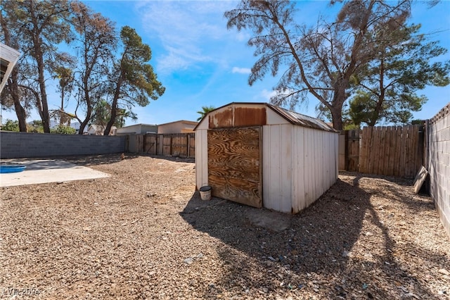 view of yard with a storage shed