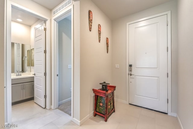 entryway featuring visible vents and baseboards