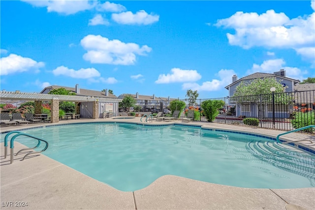 view of swimming pool