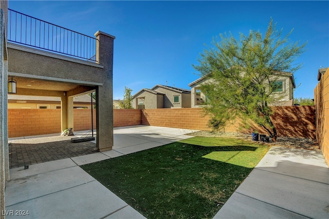 view of yard featuring a patio