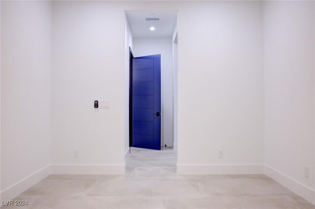 spare room featuring visible vents and baseboards