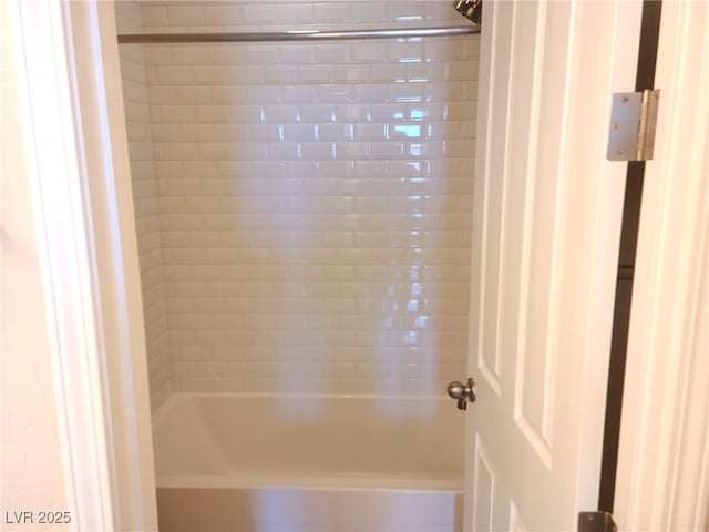 bathroom featuring tiled shower / bath combo