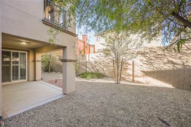 view of yard featuring a patio area