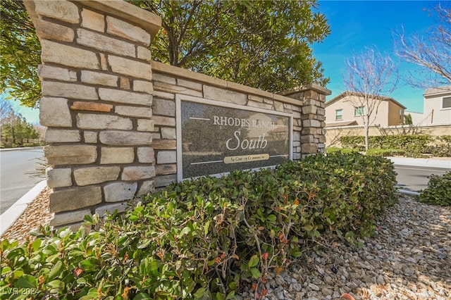 view of community / neighborhood sign