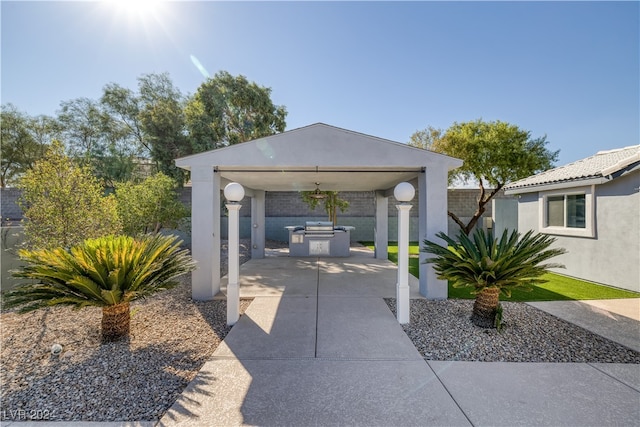 view of patio / terrace with an outdoor kitchen and ceiling fan