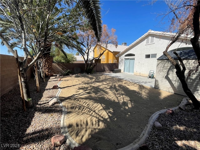 view of yard featuring a patio