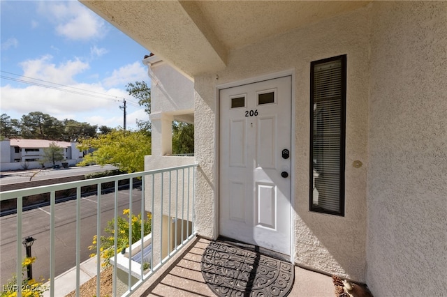 property entrance featuring a balcony