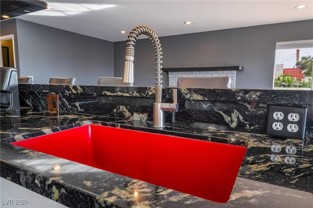 kitchen with backsplash and sink