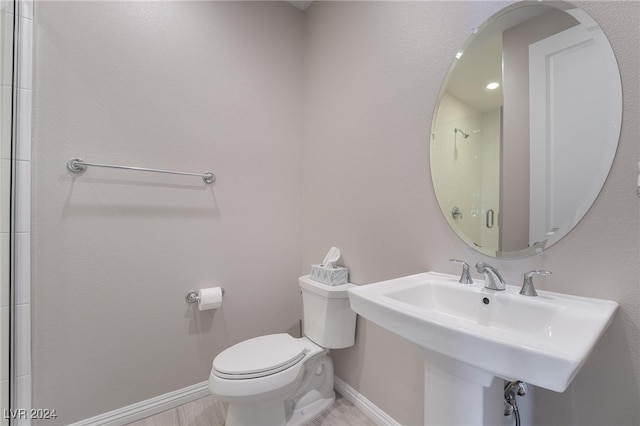 bathroom featuring toilet and sink