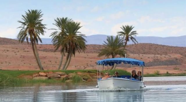 water view featuring a mountain view