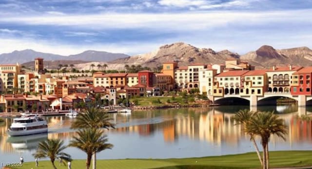 water view with a mountain view