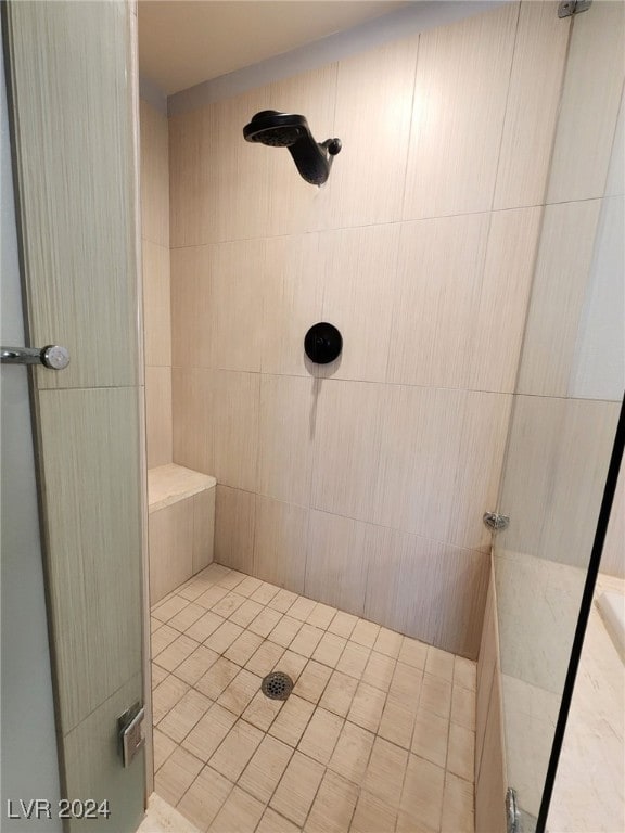 bathroom featuring tiled shower