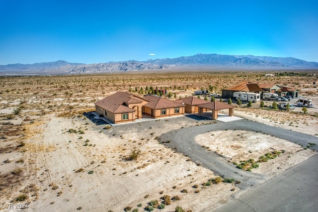 birds eye view of property featuring a mountain view