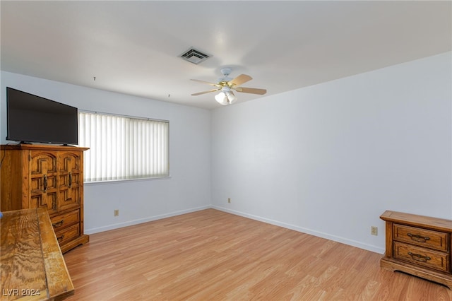 unfurnished room with light hardwood / wood-style floors and ceiling fan