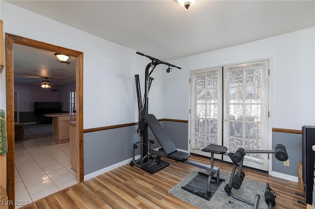 workout room featuring light wood-type flooring, a healthy amount of sunlight, and ceiling fan