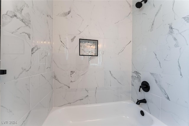 bathroom featuring tiled shower / bath combo