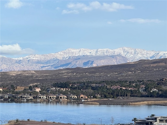 water view with a mountain view