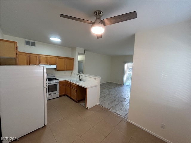 kitchen featuring sink, range, kitchen peninsula, white fridge, and ceiling fan