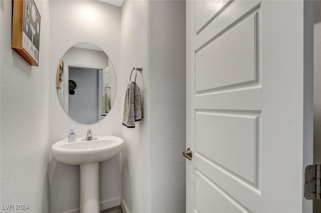 bathroom featuring sink