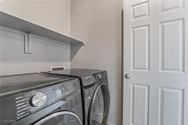 washroom featuring washing machine and clothes dryer