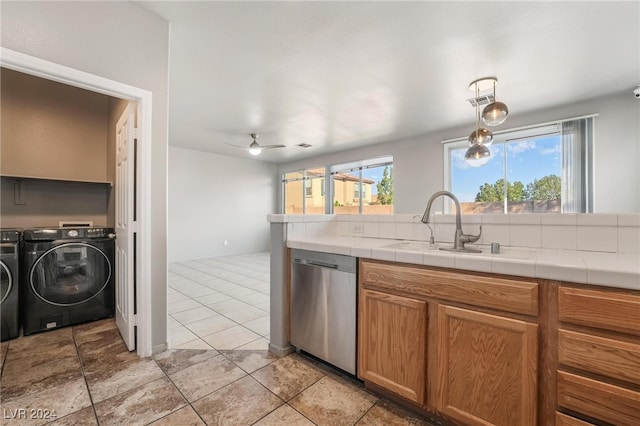 kitchen with ceiling fan, washing machine and clothes dryer, sink, tile counters, and dishwasher