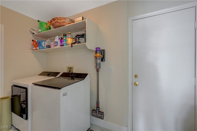 washroom featuring washing machine and clothes dryer