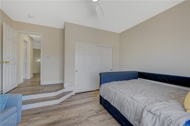 bedroom featuring light hardwood / wood-style floors, a closet, and ceiling fan