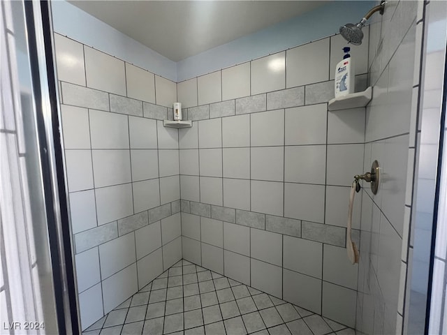 bathroom featuring tiled shower