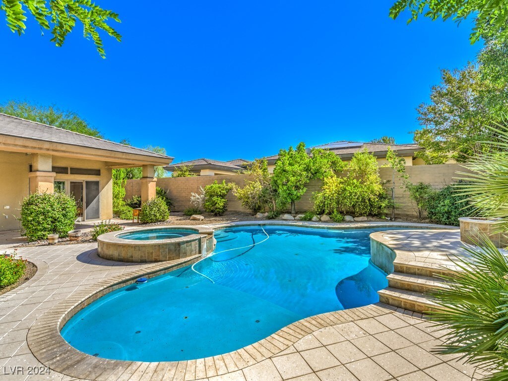 view of pool with an in ground hot tub and a patio area