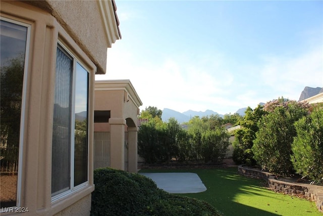 view of yard featuring a mountain view