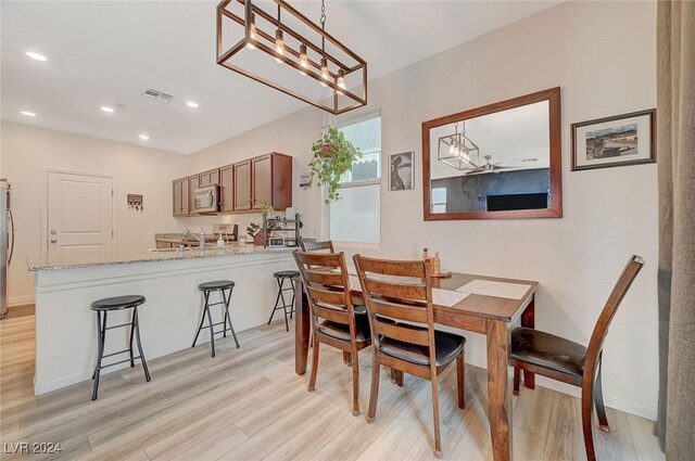 dining room with an inviting chandelier, light wood-type flooring, visible vents, recessed lighting, and baseboards