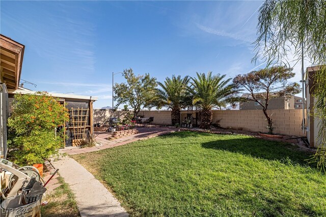 view of yard featuring a patio