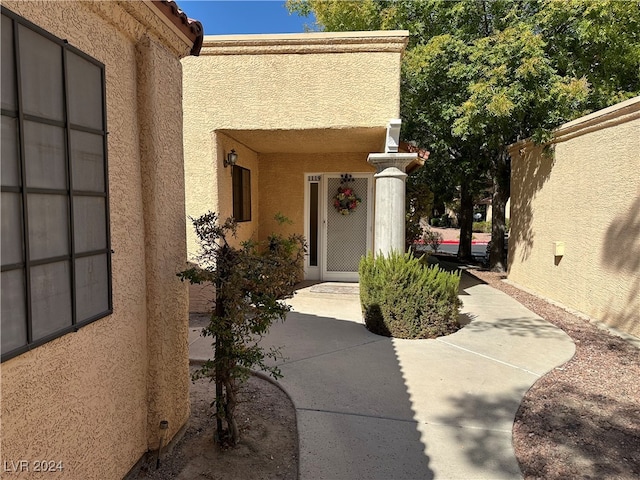 entrance to property featuring a patio area