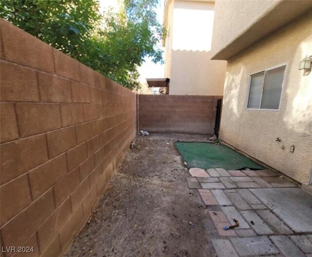 view of yard featuring a patio area