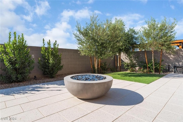 view of patio with an outdoor fire pit