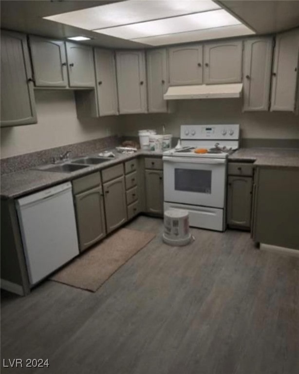 kitchen featuring sink, dark wood-type flooring, white appliances, and gray cabinetry