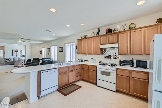 kitchen featuring white appliances, sink, kitchen peninsula, and ceiling fan