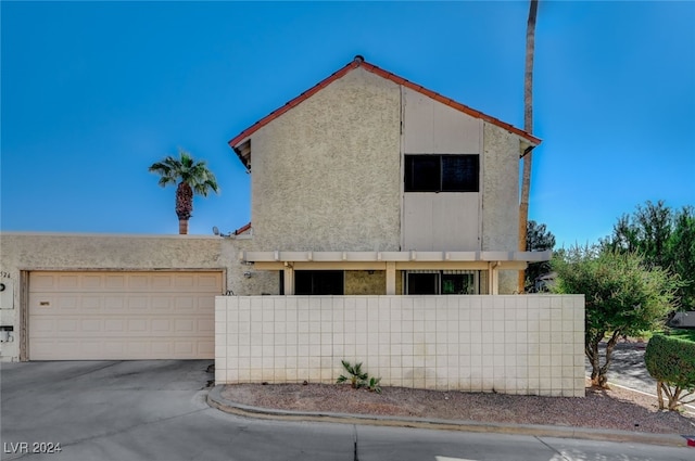 view of front facade featuring a garage