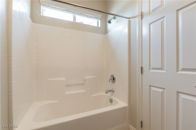 bathroom with tiled shower / bath