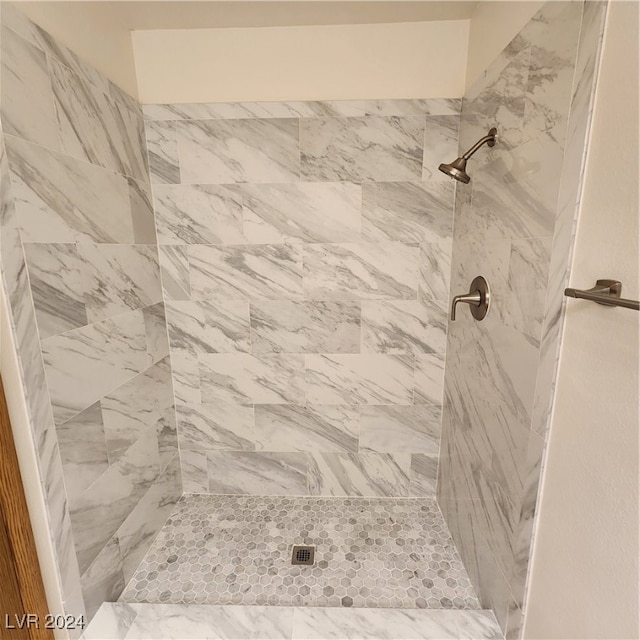 bathroom featuring tiled shower