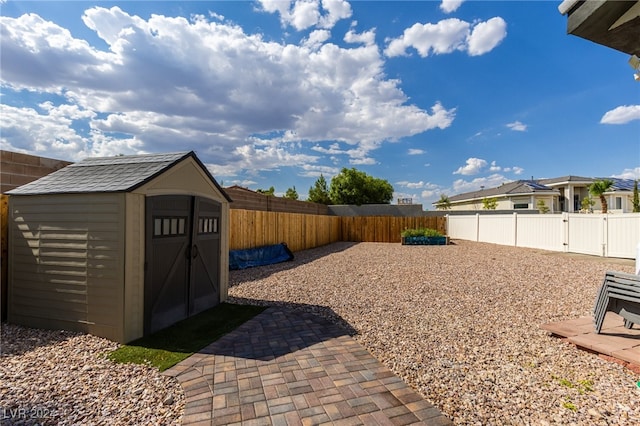 view of yard featuring a storage shed