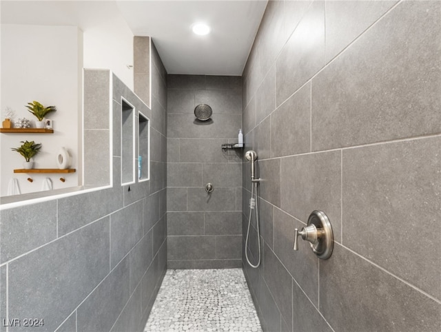 bathroom featuring tiled shower