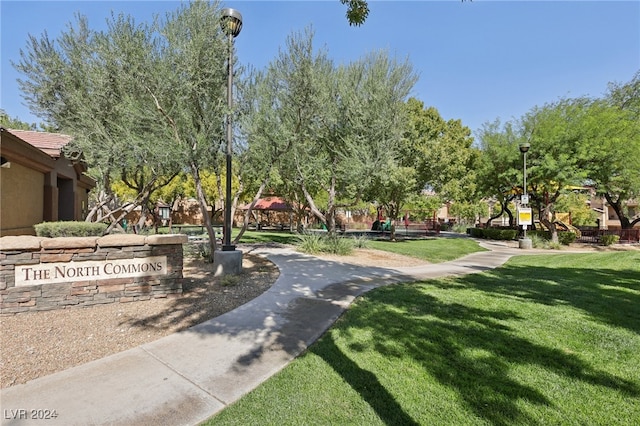 view of property's community featuring a lawn