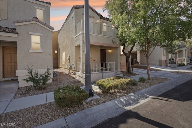 view of front of property featuring a balcony