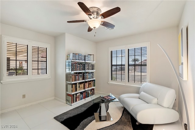 sitting room with ceiling fan